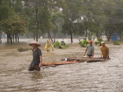 Hà Nội lụt: Thiên tai cộng với nhân tai. Ảnh Đoàn Kết.