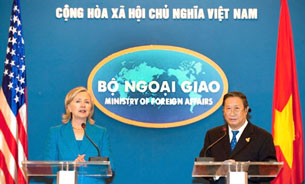 Ngoại trưởng Hoa Kỳ Hillary Clinton và Phó Thủ tướng kiêm Bộ trưởng Ngoại giao Việt Nam ông Phạm Gia Khiêm tại Hà Nội ngày 22/7/2010. AFP