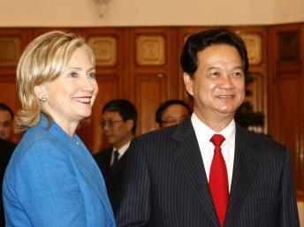 Ngoại trưởng Mỹ Hillary Clinton và Thủ tướng Việt Nam Nguyễn Tấn Dũng (Reuters)