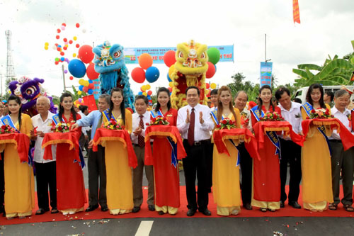 Từ trái qua phải, các ông Lê Phước Thọ, Nguyễn Tấn Quyên, Ngô Thịnh Đức, Trần Thanh Mẫn, Lê Nam Giới, Phạm Thanh Vận, Lư Văn Điền. Ảnh Duy Khương.