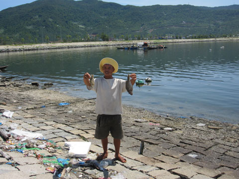 Ông Be đang chỉ cho thấy cá chết khô trên bờ.