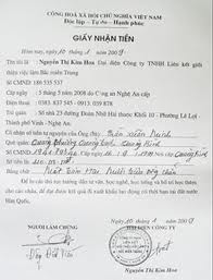 Giấy nhận tiền của bà Nguyễn Thị Kim Hoa được ông Đặng Đình Tiến ký làm chứng. Ảnh: ĐẮC LAM  - nghean24h.vn