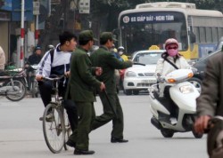 Hai dân phòng phường Ô Chợ Dừa xông ra đường chặn xe. Ảnh: Khánh Chi.
