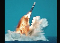 Hỏa tiễn Trident được phóng từ tàu ngầm nguyên tử Ohio của Mỹ từ dưới độ sâu cả cây số. Screen capture