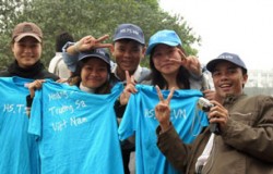 Các bạn trẻ với áo, mũ “Hoàng Sa, Trường Sa, Việt Nam” tại hồ Hoàn Kiếm, Hà Nội hôm 14/3/2010. Ảnh do thính giả gửi RFA