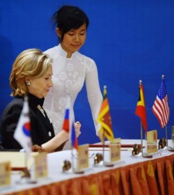 Bộ trưởng Bộ Ngoại giao Hoa Kỳ bà Hillary Rodham Clinton đang chuẩn bị ký Hiệp ước Hữu nghị và Hợp tác (ARF) trước giờ bế mạc Hội nghị ASEAN lần thứ 17 ở Hà Nội, ngày 23/07/2010. (Nguồn: Reuters)