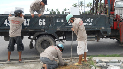 Đào hố để trồng trụ bảng tên đường Ảnh: HC