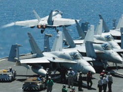 Máy bay chiến đấu cất cánh từ tàu USS George Washington. Vào ngày 8.8 tàu này đã ghé thăm Việt Nam. Ảnh: Reuters