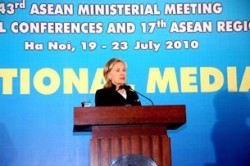 Ngoại trưởng Mỹ Hillary Clinton trả lời báo chí bên lề hội nghị khu vực ASEAN 17 hôm 23-07-2010. Photo courtesy of US Embassy/Minh Ngo