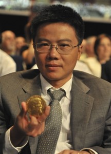 Giáo sư Ngô Bảo Châu và tấm huy chương Fields. Nguồn: TTXVN.