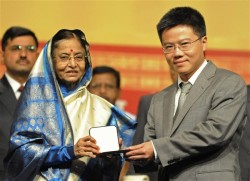 Tổng thống Ấn Độ Patil trao giải thưởng Fields cho Giáo sư Ngô Bảo Châu ngày 19/8/2010. (Ảnh: AFP/TTXVN)