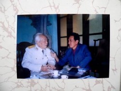 Đại tướng và nhà báo Lê Phú Khải tại nhà riêng ĐT, tháng 2-2004. Ảnh: Lê Phú Khải.