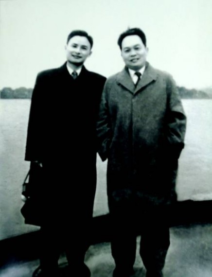 Võ Nguyên Giáp và Hoàng Minh Phương mùa đông 1961 tại vịnh Hạ Long. Ảnh: Hoàng Minh Phương.
