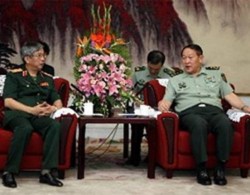 Bộ trưởng Quốc phòng Trung Quốc Lương Quang Liệt (phải) tiếp Thứ trưởng Bộ Quốc phòng Việt Nam Nguyễn Chí Vịnh. (Ảnh: THX/TTXVN)