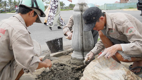 Đổ bêtông móng trụ và lắp đế ốp trụ bảng tên đường