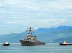 Tàu khu trục USS John S. McCain cập cảng Đà Nẵng (09/08/2010) (US Navy)