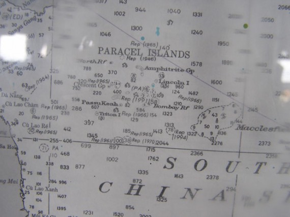 Bản đồ độ sâu lòng biển (khu vực quần đảo Hoàng Sa) sử dụng trên tàu John McCain. Các địa danh trên bản đồ được dùng tiếng Việt. Ảnh: Trung Tú