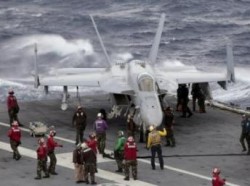 Lính Mỹ trên hàng không mẫu hạm USS George Washington đậu gần Manila ngày 03/09/2010. Ảnh: Reuters