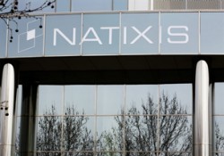 Logo của ngân hàng Natixis, một công ty đầu tư và dịch vụ tài chính tại Paris hôm 24/3/2010. AFP PHOTO