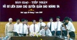 Lễ bàn giao bộ hồ sơ Ty Khí tượng đảo Hoàng Sa 1955 cho Bộ Ngoại giao ngày 29.7.2010 - Ảnh: B.N.L 