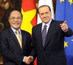 Thủ tướng Ý Silvio Berlusconi (phải) và Phó Thủ tướng VN Nguyễn Sinh Hùng (trái) tại Rome hôm 14 tháng 7 năm 2010. AFP PHOTO / Tiziana Fabi
