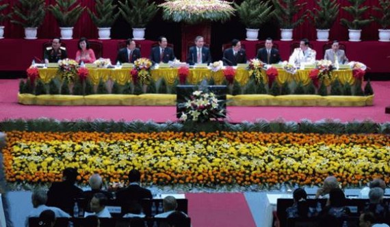 Đoàn chủ tịch đại hội giữa tràn ngập hoa