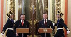 Tổng thống Nga Dmitry Medvedev (thứ hai từ phải) và Tổng Bí thư ĐCS VN Nông Đức Mạnh (thứ hai từ trái) tại buổi họp báo ở điện Kremlin của Nga ngày 09 tháng 7 năm 2010. AFP PHOTO Tổng thống Nga Dmitry Medvedev (thứ hai từ phải) và Tổng Bí thư ĐCS VN Nông Đức Mạnh (thứ hai từ trái) tại buổi họp báo ở điện Kremlin của Nga ngày 09 tháng 7 năm 2010. AFP PHOTO