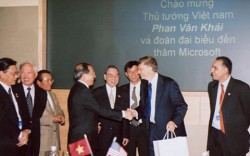 Ông Trần Văn Nhung, năm 2005, là Thứ trưởng Bộ GD-ĐT, bắt tay với Bill Gates. Ảnh: GS Trần Văn Nhung cung cấp sau khi clip đăng tải