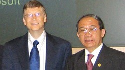 Chụp ảnh với Bill Gates khi ông sang Việt Nam, nói chuyện với sinh viên ở Trường ĐH Bách khoa Hà Nội.  Ảnh: GS Trần Văn Nhung cung cấp sau khi clip đăng tải