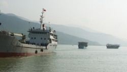 Việc tàu sắt lai dắt tàu gỗ là bình thường. Thậm chí trong bão Xangsane năm 2006, một tàu sắt còn lai dắt tới 2 tàu cá của ngư dân!