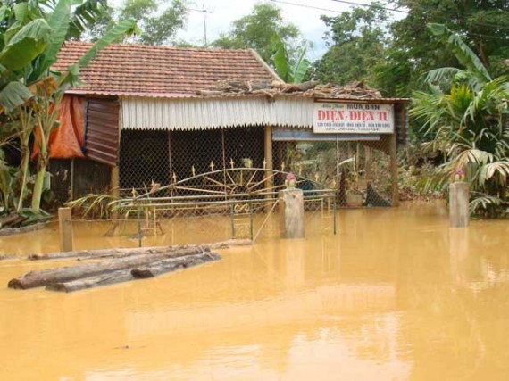 Nhà dân ở huyện Hương Khê chìm trong biển nước. Ảnh: Nguyên Văn