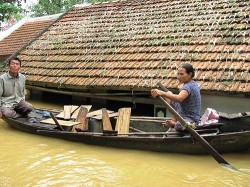 Mưa lũ lịch sử ở Hà Tĩnh khiến nhà cửa chìm trong biển nước. Ảnh: QUANG NHẬT