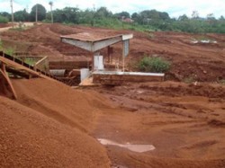 Công trường khai thác bauxite ở Nhân Cơ - Tây Nguyên. Photo courtesy of 3s-vn.com