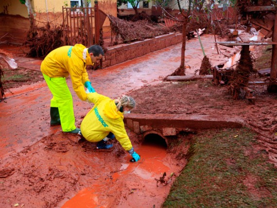 Lấy mẫu bùn đỏ gần thị trấn Ajkai. Ảnh: Reuters