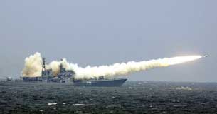 Tàu chiến Trung Quốc bắn hỏa tiễn trong những buổi tập trận tại Biển Đông. Ảnh minh họa. AFP