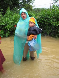 Một người dân thôn Trường Phước (xã Hải Lâm, huyện Hải Lăng, Quảng Trị) bồng con chạy lũ - Ảnh: Nguyễn Phúc