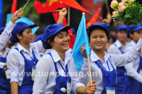 Khối công nhân có hai cô gái cười vui nhộn nhưng là cười với nhau chứ không phải với khung cảnh bên ngoài, ảnh của tienphong.vn.