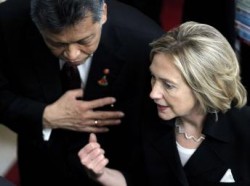 Ngoại trưởng Mỹ Hillary Clonton trao đổi với tổng thư ký ASEAN Surin Pitsuawan, tại hội nghị thượng đỉnh Đông Á 30/10/2010. Ảnh:REUTERS/Kham