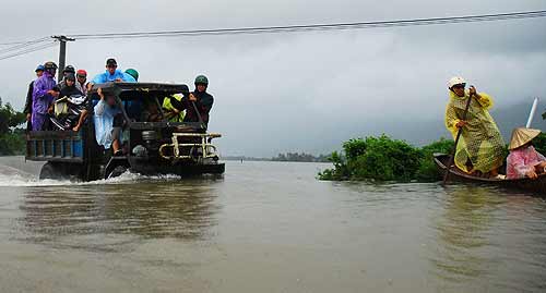 Người dân Tây Hòa - Phú Yên chạy lũ sau khi các hồ thủy điện xả nước. Ảnh: NGUYỄN QUYỀN