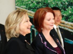 Ngoại trưởng Hillary Clinton và thủ tướng Úc Julia Gillard tại Hà Nội (Ảnh : Đức Tâm RFI)