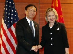 Ngoại trưởng Hoa Kỳ Hillary Clinton (trái) bắt tay ngoại trưởng Trung Quốc Dương Khiết Trì bên lề cuộc họp thượng đỉnh Asean thứ 17 (30/10/2010). REUTERS/Kham