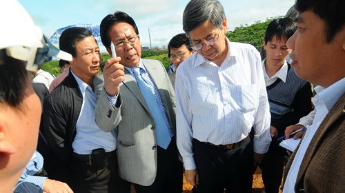 Đoàn kiểm tra của Ủy ban Khoa học - công nghệ và môi trường Quốc hội kiểm tra đập chắn số 10 tại Nhà máy alumin Tân Rai sáng 6-11 - Ảnh: T.T.D.