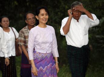 Bà Aung San Suu Kyi cùng với thành viên Liên đoàn Quốc gia vì Dân chủ, sau khi được tư do ngày 13/11/2010.  Reuters