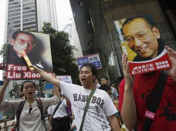 Biểu tình ủng hộ Lưu Hiểu Ba tại Hồng Kông (10/10/2010). REUTERS/Bobby Yip