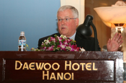 GS Carl Thayer tại Hội thảo Quốc tế về Biển Đông năm 2009 ở Hà Nội. Photo courtesy of nghiencuubiendong.vn