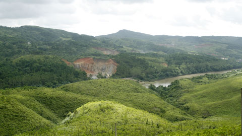 Dòng sông Ka Long phân định biên giới Việt Nam - Trung Quốc. Bên kia sông là xã Na Lư, thuộc Phòng Thành, tỉnh Quảng Tây (Trung Quốc), còn bên này là các xã Bắc Sơn, Hải Sơn..., thuộc Móng Cái, Quảng Ninh. Ngay sát đường biên, tại xã Hải Sơn, Cty InnovGreen đã tiến hành trồng 400ha trong tổng số hơn 1000ha được cấp giấy phép đầu tư - Ảnh: Duy Tuấn