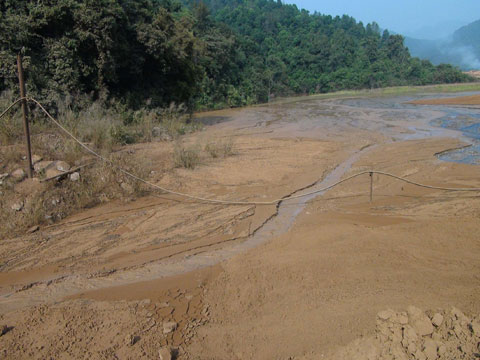 Đã 2 ngày trôi qua nhưng con đường dân sinh vào mỏ Nà Lũng vẫn ngập tràn bùn đất