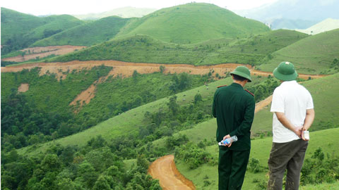 Hình ảnh được Pv. VietNamNet ghi tại biên giới Việt Nam - Trung Quốc tại xã Tân Minh (Tràng Định, Lạng Sơn). Công ty này làm đường, trồng rừng ngay sát đường phân định biên giới, điểm cao quân sự. Ảnh: Duy Tuấn