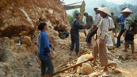 ... Hoặc kiếm tìm vận may với vàng, khoáng sản khắp núi rừng khi không còn đủ nương rẫy người dân canh tác.