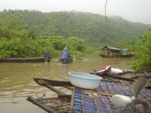 Cuộc sống của hơn 200 hộ dân ở xã Đinh Trang Thượng, huyện Di Linh vẫn lênh đênh, cơ cực sau hơn 2 tháng kể từ ngày thủy điện Đồng Nai 3 đóng đập tích nước. Ảnh: Quang Sáng